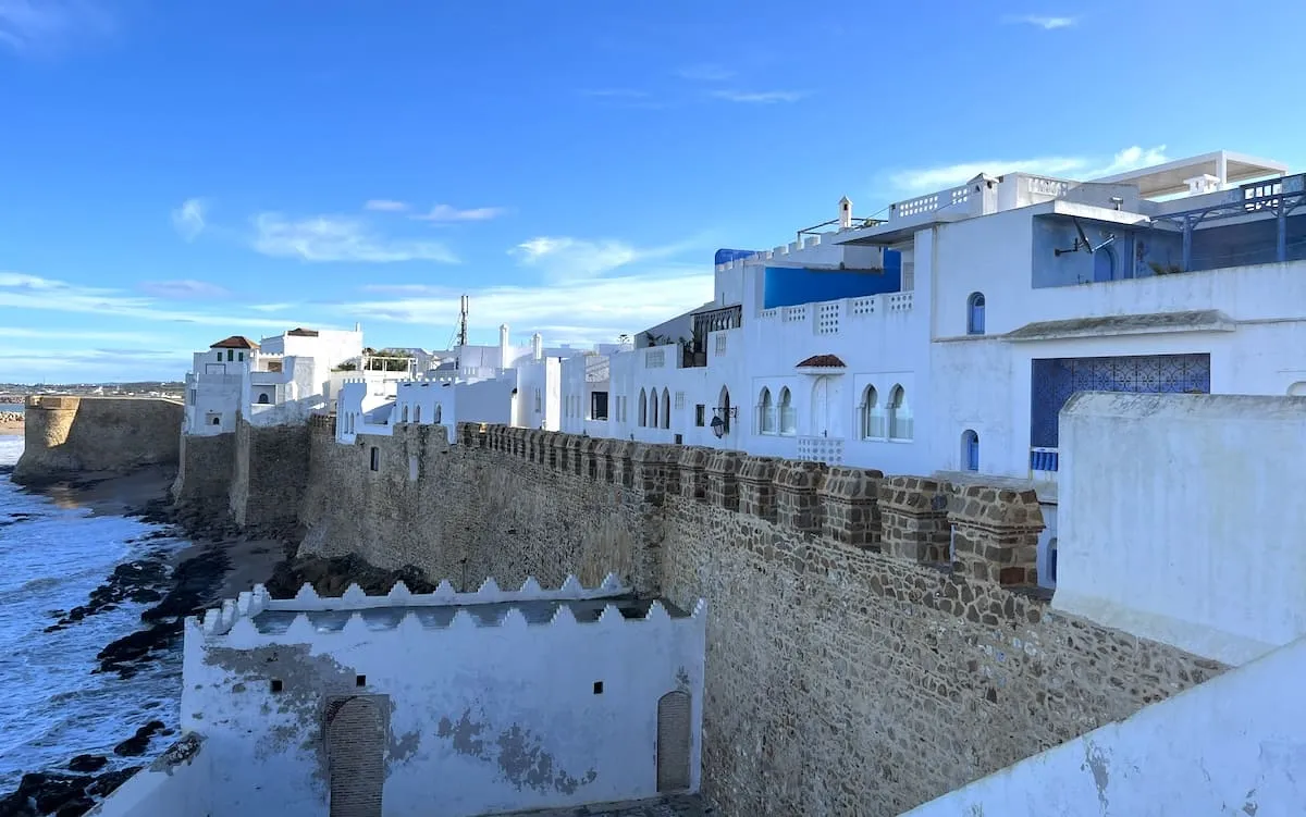 Les remparts face à la mer à Asilah