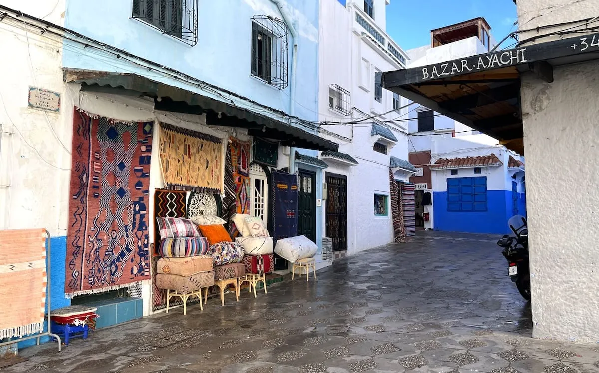 vendeur de tapis intérieur de la médina Asilah